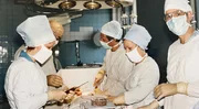 &Auml;rzte f&uuml;hren eine Operation an einem Patienten aus