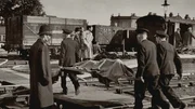 Im August 1952 wird der Bahnangestellte Geoffrey Dean in seinem Fahrkartenschalter ermordet. +++ Im August 1952 wird der Bahnangestellte Geoffrey Dean in seinem Fahrkartenschalter ermordet. +++