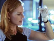 Schritt f&uuml;r Schritt enth&uuml;llt Catherine (Marg Helgenberger) das Geheimnis des M&ouml;rders.