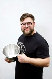 Konditormeister Max-Toby Welke kocht f&uuml;r Starkoch Ali G&uuml;ng&ouml;rm&uuml;s.