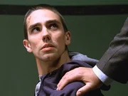 Kevin Colemar (Keith Nobbs) wird unter Druck gesetzt. Hat er wirklich seine Eltern ermordet?