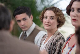 Max Mallowan (li., Jonah Hauer-King) und Agatha Christie (re., Lyndsey Marshal).