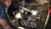 Die Arbeit unter Tage birgt zahlreiche Risiken: Die Stollen sind ungesichert, und der permanente Regen durchweicht Boden und Berg.