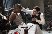 L-R: Elian Morales  (Barnaby Barrilla) und Aaron Hotchner (Thomas Gibson)