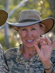 Chris Clark h&auml;lt einen Goldnugget.