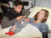 MDR Fernsehen IN ALLER FREUNDSCHAFT FOLGE 71, "Aller Anfang ist schwer", am Donnerstag (10.05.12) um 12:30 Uhr. Alina (Alissa Jung, re.) bringt einen gesunden, kr&auml;ftigen Jungen zur Welt. Doch in die Freude &uuml;ber das Baby mischt sich Verzweiflung, als Alina nicht aus der Narkose aufwacht. F&uuml;r Vladi (Stephen D&uuml;rr, li.) beginnt eine schwere Zeit.