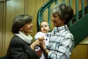 Unerwarteter Besuch: Gr&auml;fin von Strelenau (Gisela Peltzer, l.) weilt f&uuml;r einige Tage in Berlin und m&ouml;chte sich um Klein-Katharina k&uuml;mmern. Hannelore Wichert (Maria Sebaldt, r.) ist das nicht so recht.