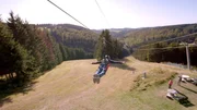 Gut gesichert geht es bergab an der Zipline in Altastenberg.