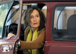 Helga Bischoff (Eleonore Weisgerber) ist wie immer sehr besch&auml;ftigt und &uuml;berl&auml;sst den Haushalt gerne ihrer Schwiegertochter.