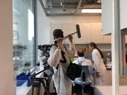 Dreharbeiten f&uuml;r die Doku Gendermedizin im Forschungslabor von Susanna Hofmann (Helmholtz Munich).