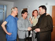 MDR Fernsehen IN ALLER FREUNDSCHAFT FOLGE 71, "Aller Anfang ist schwer", am Mittwoch (09.05.12) um 12:30 Uhr. Roland Heilmann (Thomas R&uuml;hmann, re.) gratuliert Vladi (Stephen D&uuml;rr, 2. v. l.) zu seinem Baby. Auch Pia (Hendrikje Fitz, 2. v. re.) und Prof. Keller (Gert G&uuml;tschow, li.) sind  &uuml;bergl&uuml;cklich. Doch in die Freude &uuml;ber den kleinen Erdenb&uuml;rger mischt sich Best&uuml;rzung, als Alina nicht aus der Narkose aufwacht.