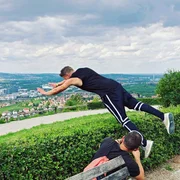 Parkours-K&uuml;nstler Andreas Haug &uuml;berwindet mit seinem K&ouml;rper alles, was sich ihm in den Weg stellt.