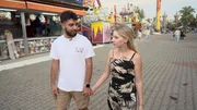 Loredana und Servet diskutieren &uuml;ber das Reiseziel ihrer Flitterwochen.
