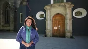 Bettany Hughes vor der St. Nicholas Kirche in Tallinn.