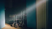 Krankenhausrollstuhl nachts auf einem Flur