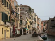Venedig, La Serenissima - ein Superbau auf Stelzen. Eine Stadt im Wasser, errichtet auf Millionen von Holzpf&auml;hlen in einer flachen Lagune. Von so vielen Besuchern aufgesucht wie kaum eine andere Stadt der Welt und derart beliebt, dass in Las Vegas eine Kopie erbaut wurde.