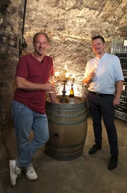 Tobias K&auml;mmerer und Lukas Nägele (re.) bei einer Weinprobe.