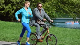 Der Ex-Polizeiausbilder Sam (Martin Feifel) scheucht Mia (Mira Bartuschek) durch den Park.
