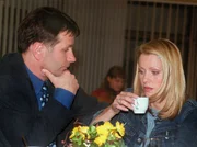 MDR Fernsehen IN ALLER FREUNDSCHAFT, "Stunden der Angst", am Donnerstag (03.05.12) um 12:30 Uhr. Die Genesung des Schornsteinfegers Alexander Grothe verl&auml;uft problematisch. Der Verdacht einer HIV-Infektion verh&auml;rtet sich. Da ein Test nicht ohne das Einverst&auml;ndnis des Patienten vorgenommen werden darf, bittet Dr. Roland Heilmann (Thomas R&uuml;hmann, li.) Alexanders Freundin Linda (Katharina Kraushaar, re.) um Hilfe.