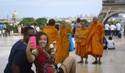 Die Ph&auml;nomene des globalen Tourismus werden auf eine reflektierte Art und Weise gezeigt.