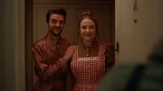 Jen (Máiréad Tyers) und Jizz (Luke Rollason) als braves Ehepaar. Jen hat George, ihrem Psychologen, von einer heilen Familienwelt erzählt. Als brave Hausfrau, die ihrer Mutter etwas kocht und Jizz als treuen Menschen vorstellt. Jen (Máiréad Tyers) und Jizz (Luke Rollason) als braves Ehepaar. Jen hat George, ihrem Psychologen, von einer heilen Familienwelt erzählt. Als brave Hausfrau, die ihrer Mutter etwas kocht und Jizz als treuen Menschen vorstellt.