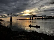 Ein Kanu unter der gro&szlig;en Mississippi-Br&uuml;cke von Natchez, der &auml;ltesten Stadt des gleichnamigen Bundesstaates.