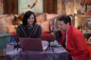 Jenny (Demi Lovato, l.); Jack McFarland (Sean Hayes, r.)
