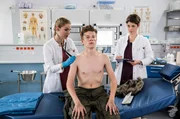 Assistenz&auml;rztin Julia Berger (Mirka Pigulla, l.), hat mit Offiziersanw&auml;rter Eric Paula (Leon Seidel, M.) einen Patienten vor sich, der sogar das Interesse von Dr. Koshka (Katharina Nesytowa, r.) weckt.