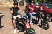 Tobias K&auml;mmerer und Mark Vierling (li.) erkunden die Deutsche Weinstra&szlig;e auf E-Chopper.