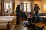 Am Tatort gibt Rechtsmedizinerin Dr. Dimos (Anastasia Papadopoulou, 2.v.r.) den Kommissaren Hansen (Igor Jefti?, 2.v.l.) und Kaya (Baran Hêvî, r.) erste Informationen, während Jasmin Reitz (Jasmin Georgi, l.) von der Spurensicherung das Handy des Opfers (Komparse, M.) sicherstellt. Am Tatort gibt Rechtsmedizinerin Dr. Dimos (Anastasia Papadopoulou, 2.v.r.) den Kommissaren Hansen (Igor Jefti?, 2.v.l.) und Kaya (Baran Hêvî, r.) erste Informationen, während Jasmin Reitz (Jasmin Georgi, l.) von der Spurensicherung das Handy des Opfers (Komparse, M.) sicherstellt.