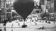 Aufstieg des Hei&szlig;luftballons "Le Neptune" von der Place Saint-Pierre in Montmartre, Paris.