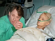 Linda Jakubeit (Michaela Kaspar, re.) kam mit hochgiftigen Chemie-D&auml;mpfen in Kontakt, als sie versuchte Ihren Sohn zu bergen. Peter Jakubeit (Ulrich Wiggers, li.) hat nun Angst um seine Frau, da sie durch den Unfall einen schweren Leberschaden erlitten hat und ein Organversagen innerhalb k&uuml;rzester Zeit droht.