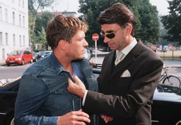 Der Fotograf Michael (Hardy Kr&uuml;ger jr., li.) hat Schulden bei dem Kredithai Stahnke (Stefan Staudinger).