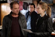 Die Ermittler Micha Oberl&auml;nder (Matthias Koeberlin, l.), Hannah Zeiler (Nora Waldst&auml;tten, r.) und Komlatschek (Hary Prinz, M.) fragen sich, was es mit den Briefen des Opfers auf sich haben k&ouml;nnte. War Marie wirklich l&auml;nger am Leben als geglaubt? Oder sind die Briefe eine F&auml;lschung?