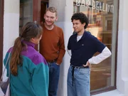 Klara (Darin Hagi, l.) spielt auch ihrem besten Freund Mo (Kayd Wacays, r.) und dessen Freund Jonatan (Daniel Frikstad, M.) vor, dass mit ihr alles in Ordnung sei und sie wegen eines Schadens in ihrer Wohnung für ein paar Tage in die alte WG will. Klara (Darin Hagi, l.) spielt auch ihrem besten Freund Mo (Kayd Wacays, r.) und dessen Freund Jonatan (Daniel Frikstad, M.) vor, dass mit ihr alles in Ordnung sei und sie wegen eines Schadens in ihrer Wohnung für ein paar Tage in die alte WG will.