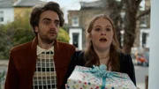 Jizzlord (Luke Rollason, l.) und Jen (M&aacute;ir&eacute;ad Tyers, r.) sind bei Nora eingeladen. Jizzlords Sohn Alfie hat Geburtstag und sie haben ein gro&szlig;es Geschenk f&uuml;r ihn mitgebracht.