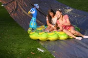 Anna (l.) und Luise (r.) lachen sich auf der Wasserrutsche kaputt. Die Abschiedsparty der WG-Mädels im Schlossgarten ist ein voller Erfolg. Anna (l.) und Luise (r.) lachen sich auf der Wasserrutsche kaputt. Die Abschiedsparty der WG-Mädels im Schlossgarten ist ein voller Erfolg.