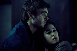 Holt (Alex Roe, l.); Julia (Matilda Lutz, r.)