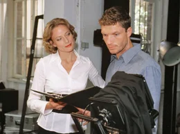 Susanne (Brigitte Beyeler) will Michael (Hardy Kr&uuml;ger jr.) dazu &uuml;berreden, wieder als Modefotograf zu arbeiten.