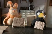 Ella (Anna Menzel) und Rudi (Lennart Morgenstern) lieben es, P&auml;ckchen zu bekommen. Also wollen sie sich selbst welche schicken.
