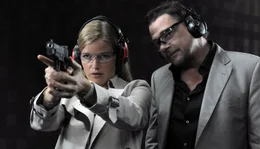 Der Ex-Polizeiausbilder Sam (Martin Feifel) ist mit Mia (Mira Bartuschek) beim illegalen Schiesstraining.