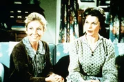 Olivia (Michael Learned, l.) freut sich, als sie hört, dass Corabeth (Ronnie Claire Edwards, r.) und ihr Mann Ike ein Baby adoptieren wollen. Olivia (Michael Learned, l.) freut sich, als sie hört, dass Corabeth (Ronnie Claire Edwards, r.) und ihr Mann Ike ein Baby adoptieren wollen.