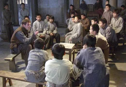 Der britische Reporter George Hogg (Jonathan Rhys Meyers, 3. v. li.) schlie&szlig;t Freundschaft mit chinesischen Waisenkindern.