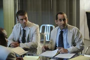 Das Team ist ratlos: Chase (Jesse Spencer, l.) und Taub (Peter Jacobson, r.) z&auml;hlen auf die Hilfe von House, der f&uuml;r den Fall seine Post-Trennungslethargie hinter sich l&auml;sst ...