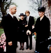 Nach der Beerdigung Martin von Guldenburgs verl&auml;sst die Familie den Friedhof. V.l.n.r.: Wilfried Baasner, Christiane H&ouml;rbiger, Jochen Horst, Iris Berben