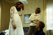 Uschi von Strelenau (Anja Sch&uuml;te, l.) bei der Kleiderprobe f&uuml;r die Hochzeit. Sie f&uuml;hlt sich unwohl. Hannelore Wichert (Maria Sebaldt, r.) und Gr&auml;fin von Strelenau (Gisela Peltzer, M.) betrachten sie mit Sorge.