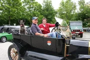 Willi mit Josef Auer und Hund Anka im Ford Thin Lizzy der Oldtimerfreunde Oberschlei&szlig;heim.