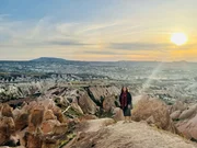 Bettany Hughes in Kappadokien. Die Verwendung des sendungsbezogenen Materials ist nur mit dem Hinweis und Verlinkung auf RTL+ gestattet.