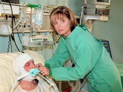 MDR Fernsehen IN ALLER FREUNDSCHAFT, "Unschuldige Opfer", am Dienstag (08.05.12) um 12:30 Uhr. Schwester Yvonne (Maren Gilzer) versorgt den schwerverletzten Amoksch&uuml;tzen (Oliver Scherz).