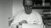 Heinrich B&ouml;ll bei der Arbeit.
